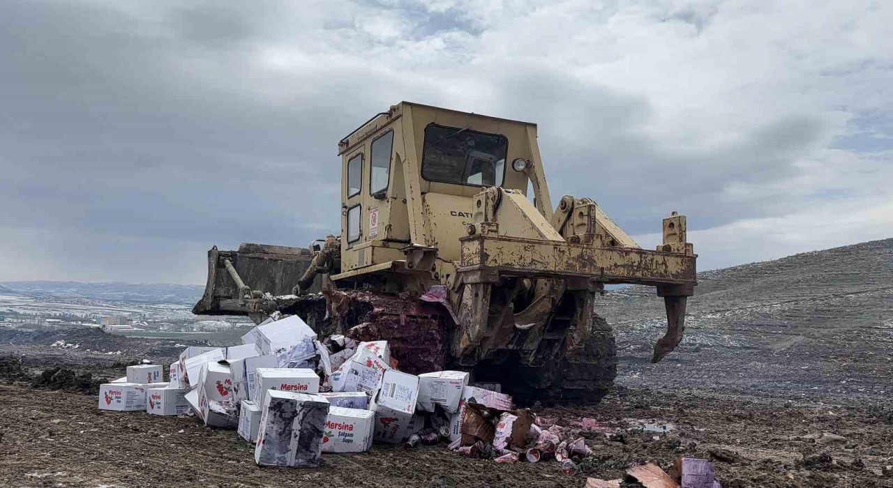 Çorumda tarihi geçmiş 4 bin 200 şişe şalgam imha edildi