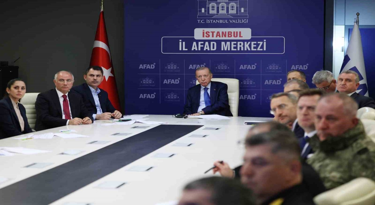 Cumhurbaşkanı Erdoğan, AFADdaki kriz merkezinde depreme ilişkin bilgi aldı
