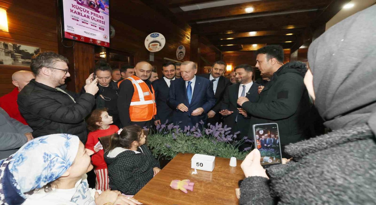 Cumhurbaşkanı Erdoğandan geceyi dışarda geçiren vatandaşları ziyaret