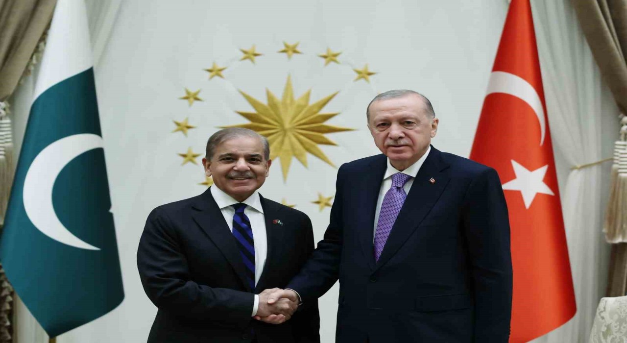 Cumhurbaşkanı Recep Tayyip Erdoğan, Pakistan Başbakanı Şahbaz Şerif ile Cumhurbaşkanlığı Külliyesinde bir araya geldi.