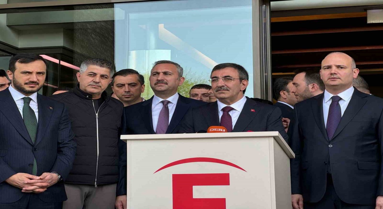 Cumhurbaşkanı Yardımcısı Cevdet Yılmaz, Sırrı Süreyya Önderi ziyaret etmek için hastaneye geldi