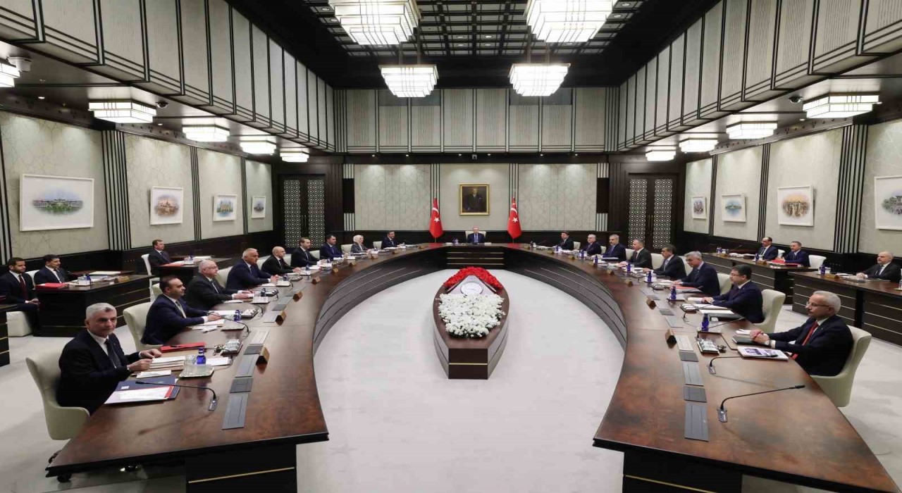 Cumhurbaşkanlığı Kabinesi, Cumhurbaşkanı Recep Tayyip Erdoğan başkanlığında Cumhurbaşkanlığı Külliyesinde toplandı.