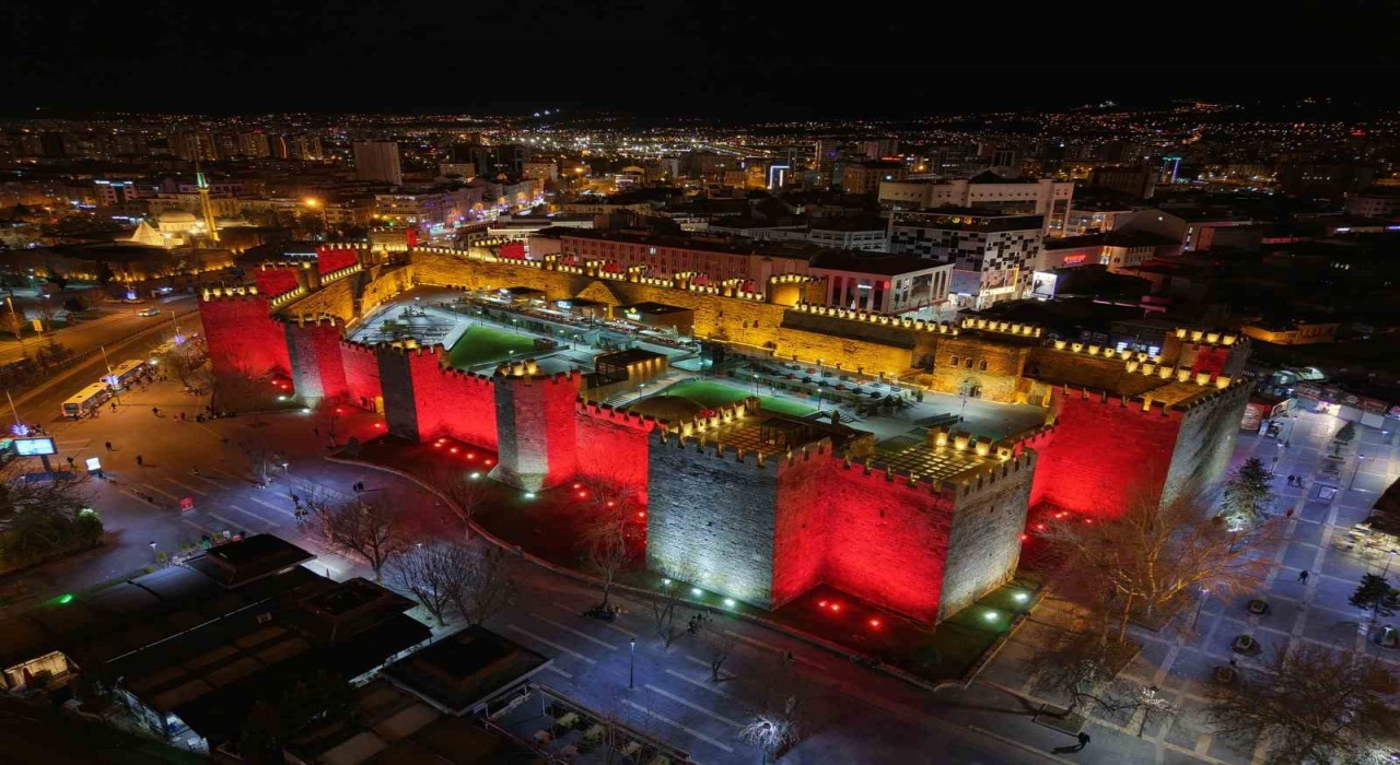 Cumhuriyet meydanı, otizm farkındalık rengi ile ışıklandırıldı