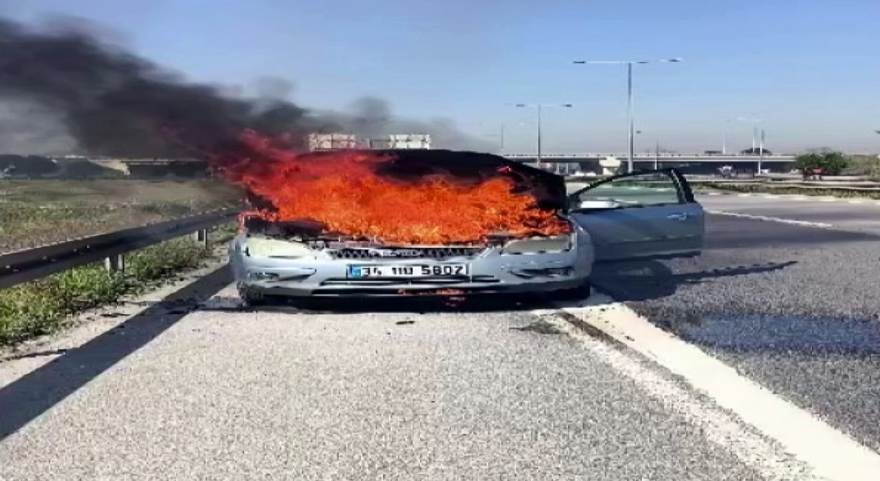 D100de yanan otomobilini çaresizce izledi: Diğer sürücüler yardımına koştu