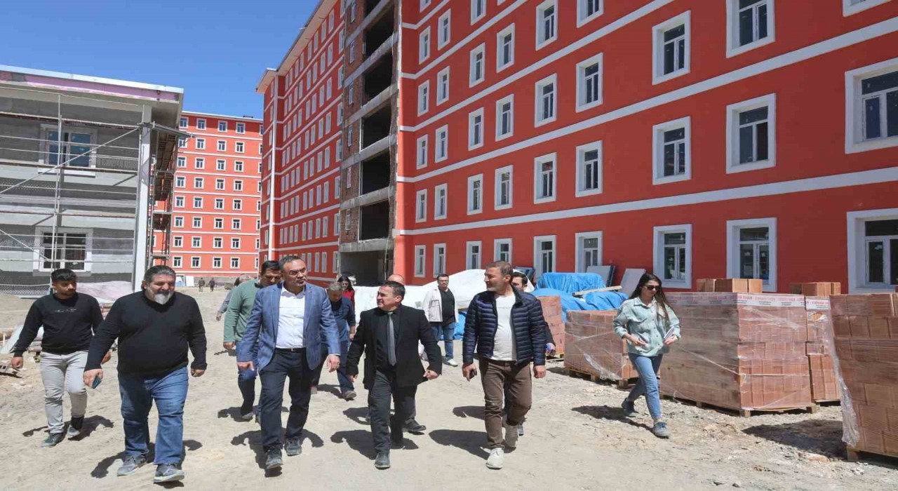 Daire Başkanı Kablan, Bilecikte devam eden gençlik ve spor yatırımlarını inceledi
