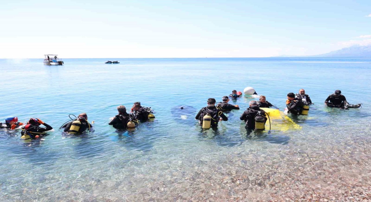 Dalgıçlar Konyaaltı Sahilinden 80 kilogram atık çıkardı