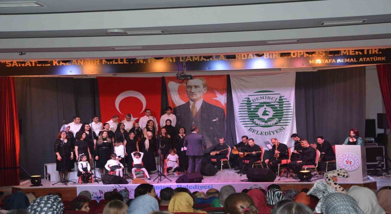 Demircide Türk Halk Müziği korosundan muhteşem konser