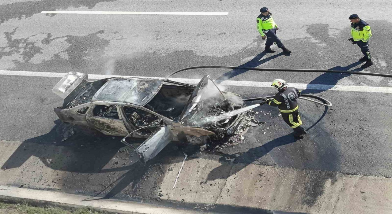 Denizli-Aydın Otoyolunda alev alan otomobil metal yığınına döndü
