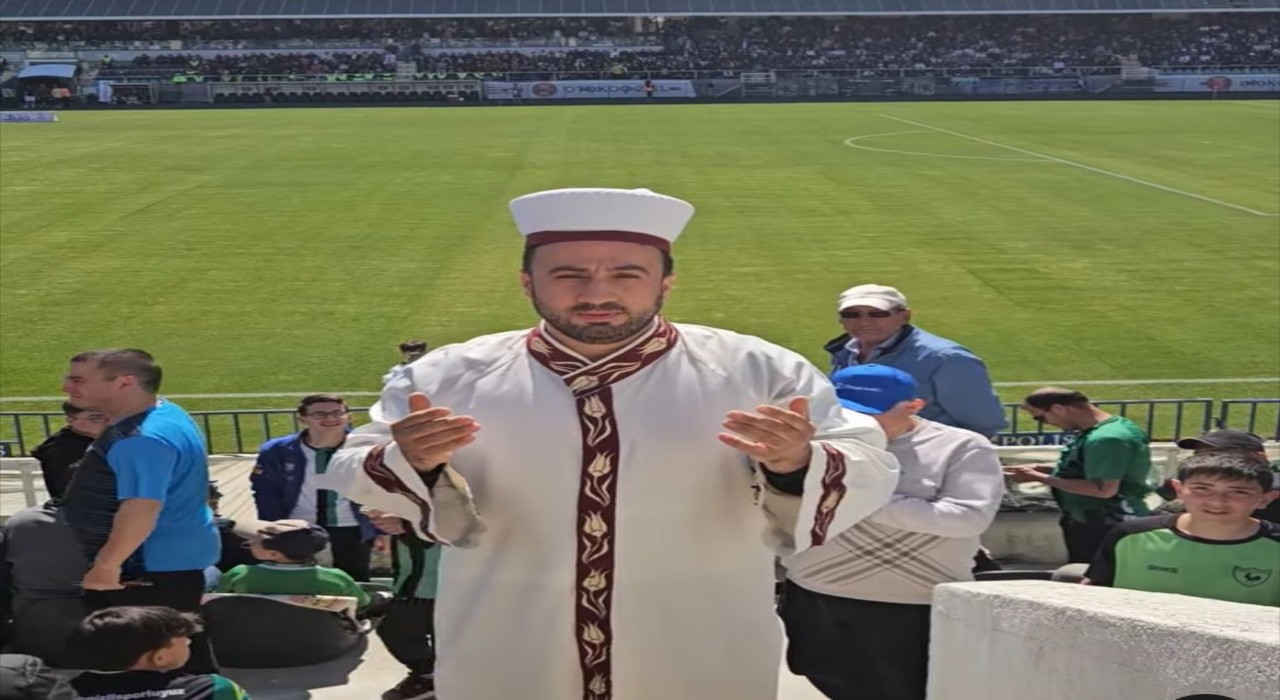 Denizlispor taraftarı, sarık ve cübbe giyip tribünde dua etti
