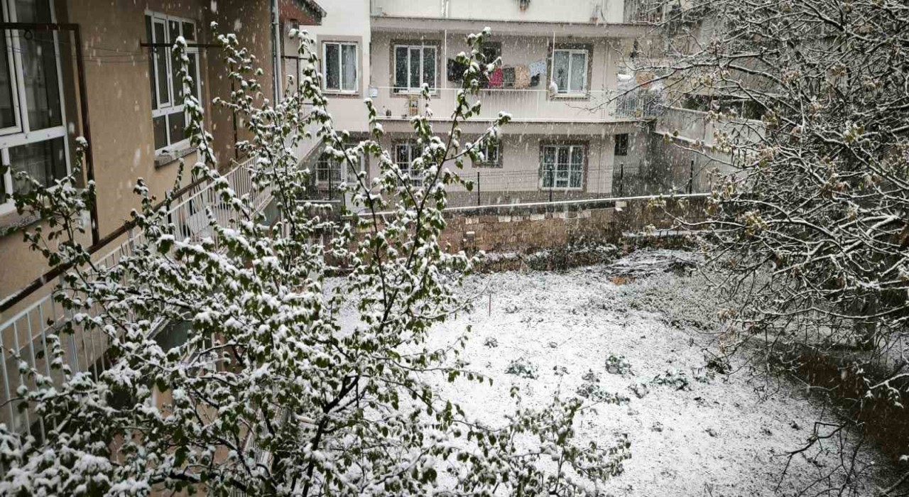 Denizliye Nisan ayında kar bereketi