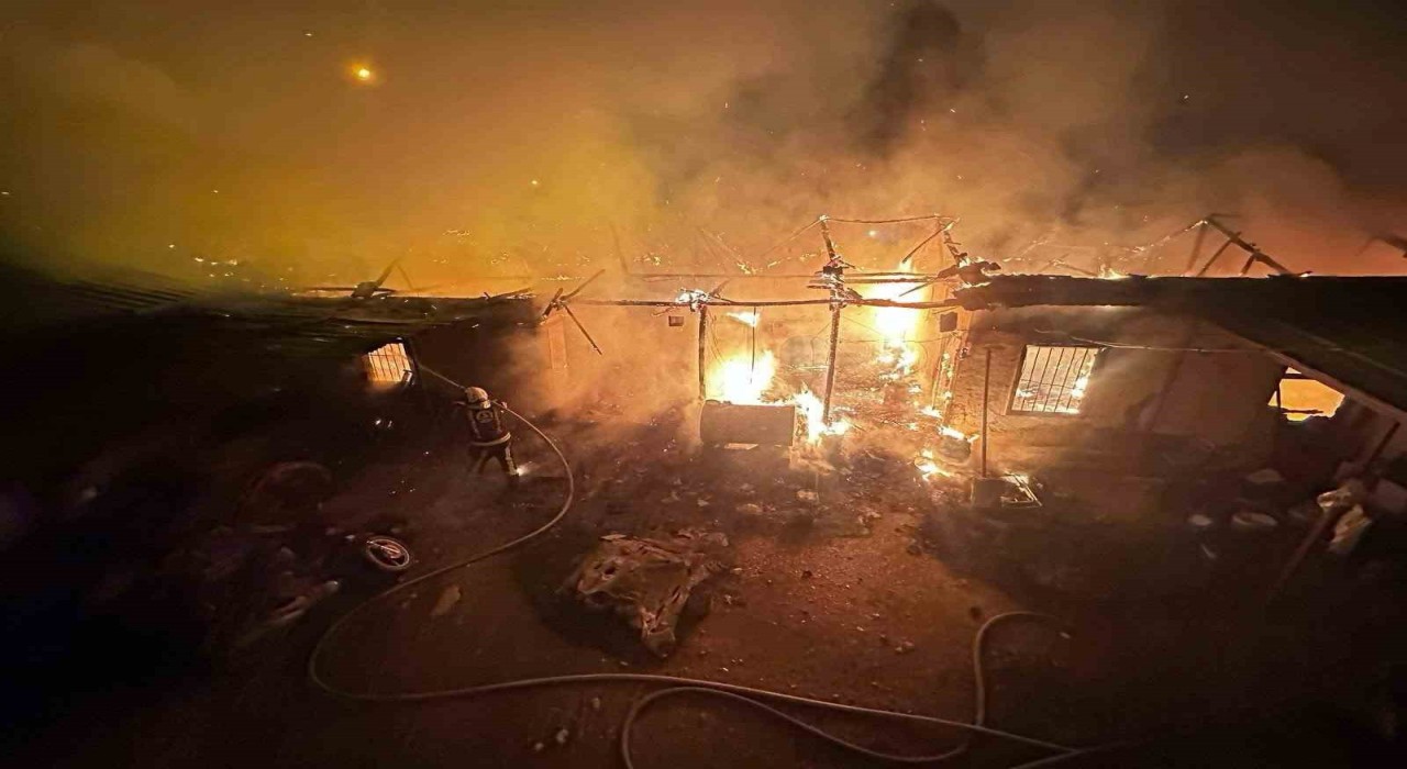 Depo olarak kullanılan müstakil yangında harabeye döndü