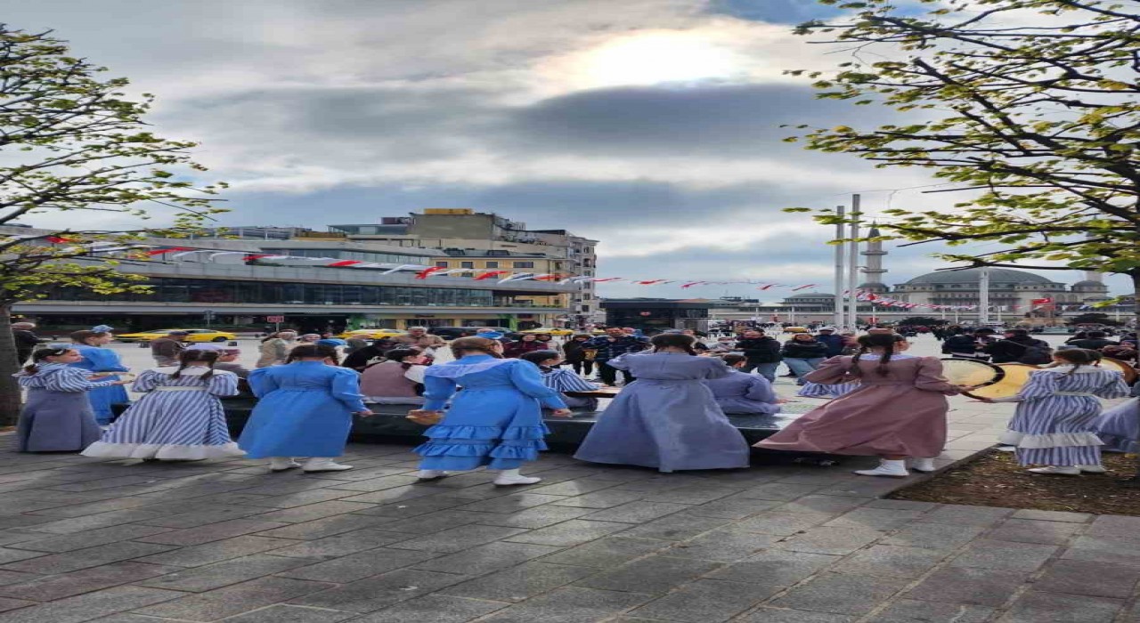 Deprem nedeniyle 23 Nisan etkinlikleri iptal edilen Tataristanlı çocuklardan Taksimde sembolik gösteri