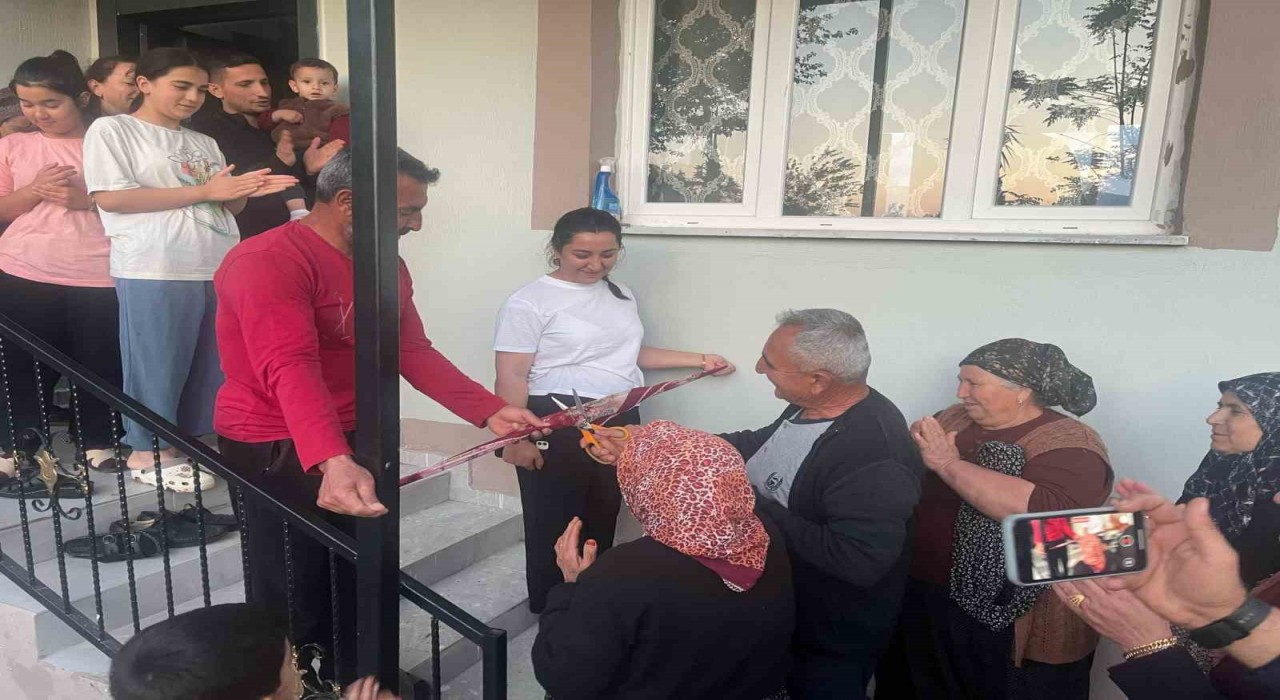Deprem sonrası yeni evine kavuşan Cennet nine evinin açılışını çocuklarıyla yaptı