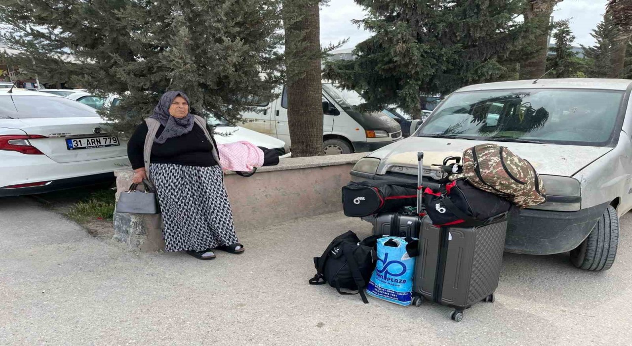 Depremden kaçıp İstanbula sığınan afetzedeler korkuyla memleketlerine dönmeye başladılar