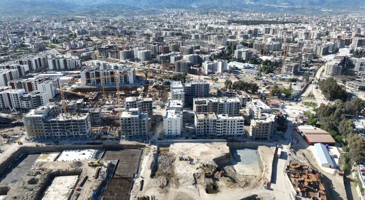 Depremle birlikte boş araziye dönen Antakyada yüzlerce bina yükseliyor