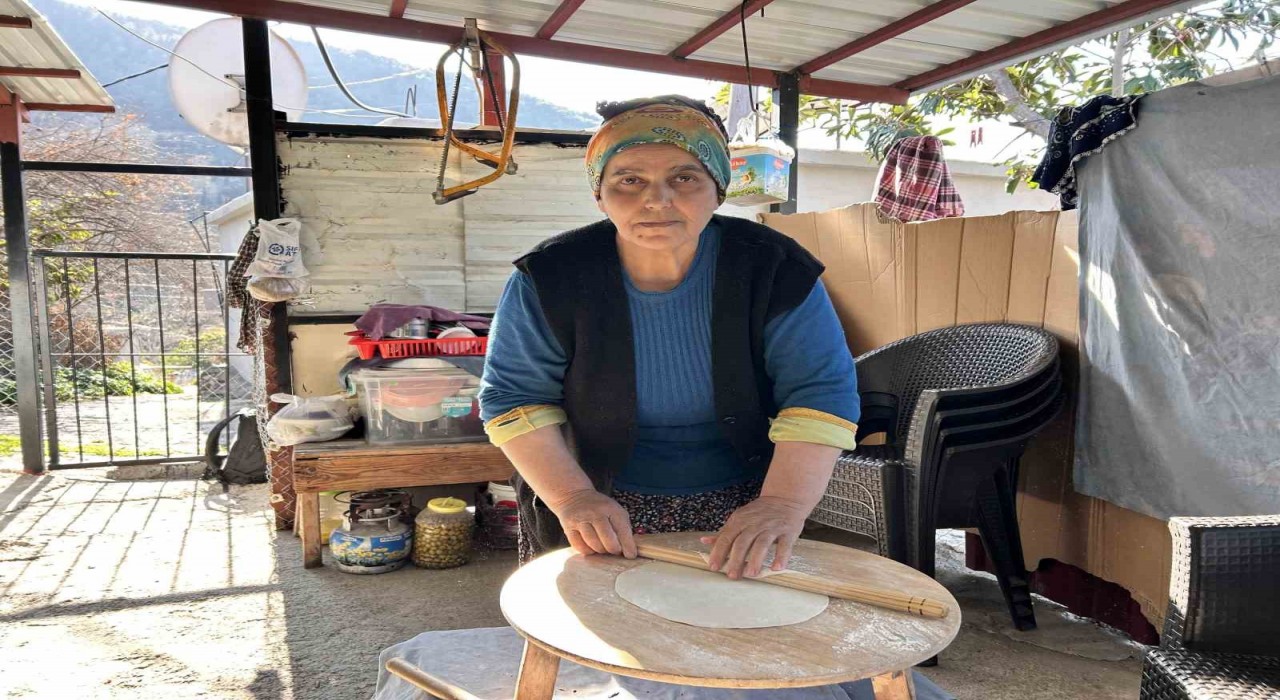 Depremzede kadın gözleme ve yufka ekmek yaparak hayata tutundu