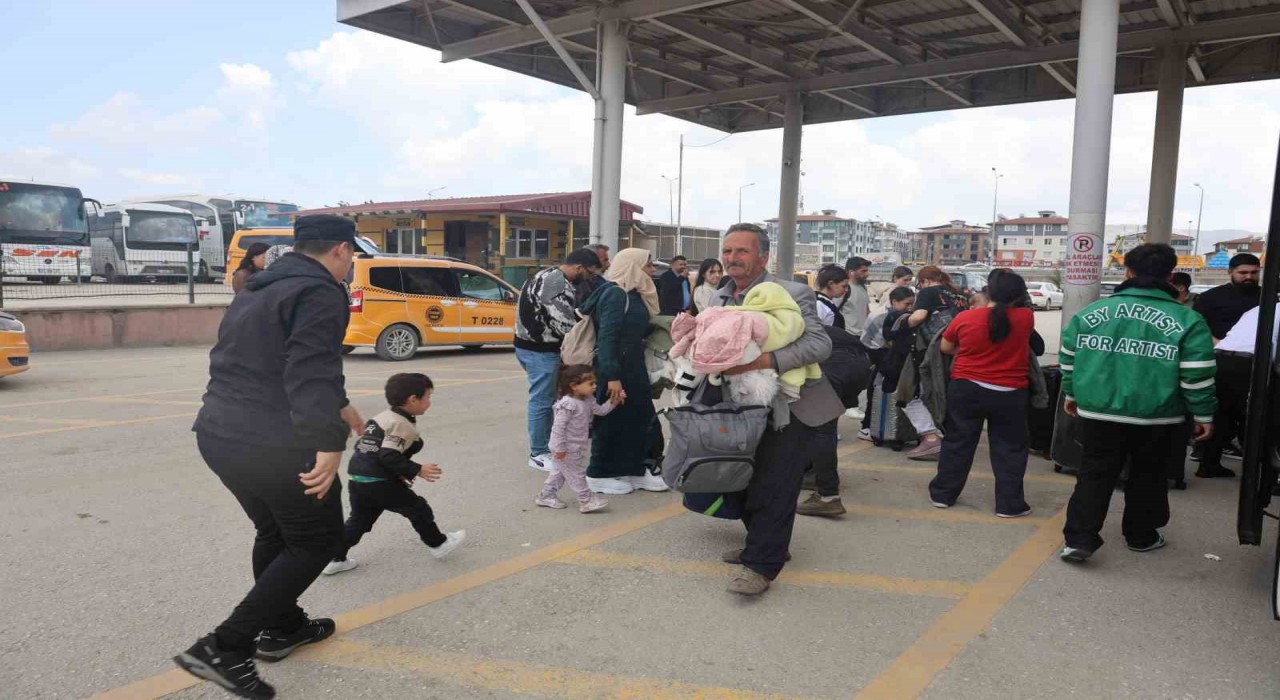Depremzede vatandaşlar tedirginlik içerisinde İstanbuldan dönüşlerini sürdürüyor