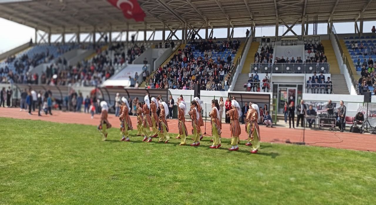 Devrekte 23 Nisan Çocuk Bayramında minik Ayla folklor grubuna eşlik etti
