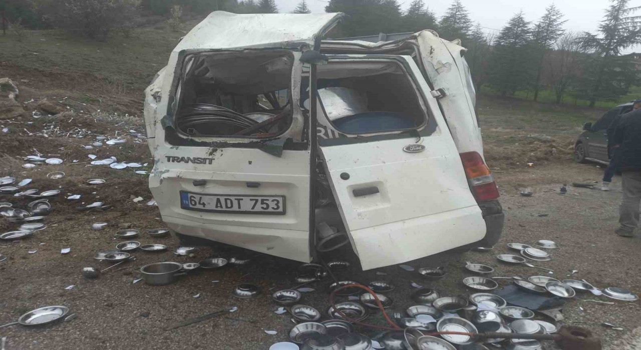 Devrilen minibüste 3 kişi yaralandı