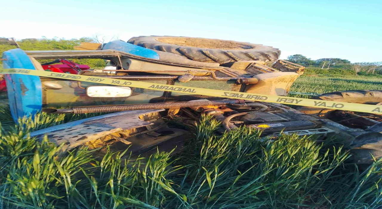 Devrilen traktörün sürücüsü hayatını kaybetti