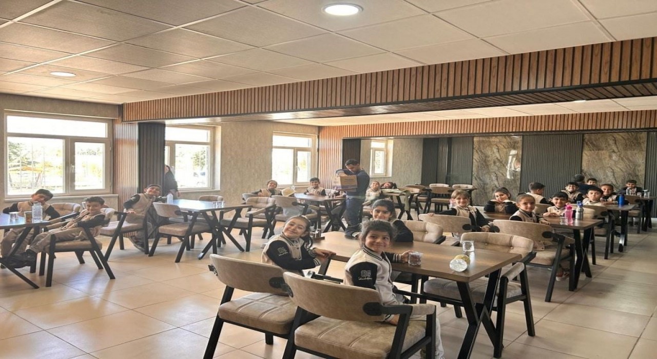 Diclede ilkokul öğrencileri Mehmetçikle birlikte fidan dikti