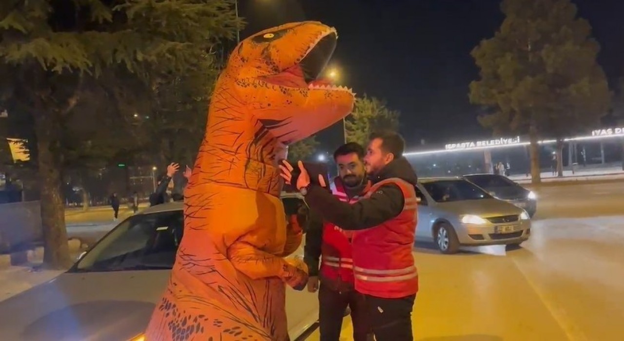 Dinozor kostümüyle Ispartanın kalbini fetheden genç trafik kazasında ağır yaralandı