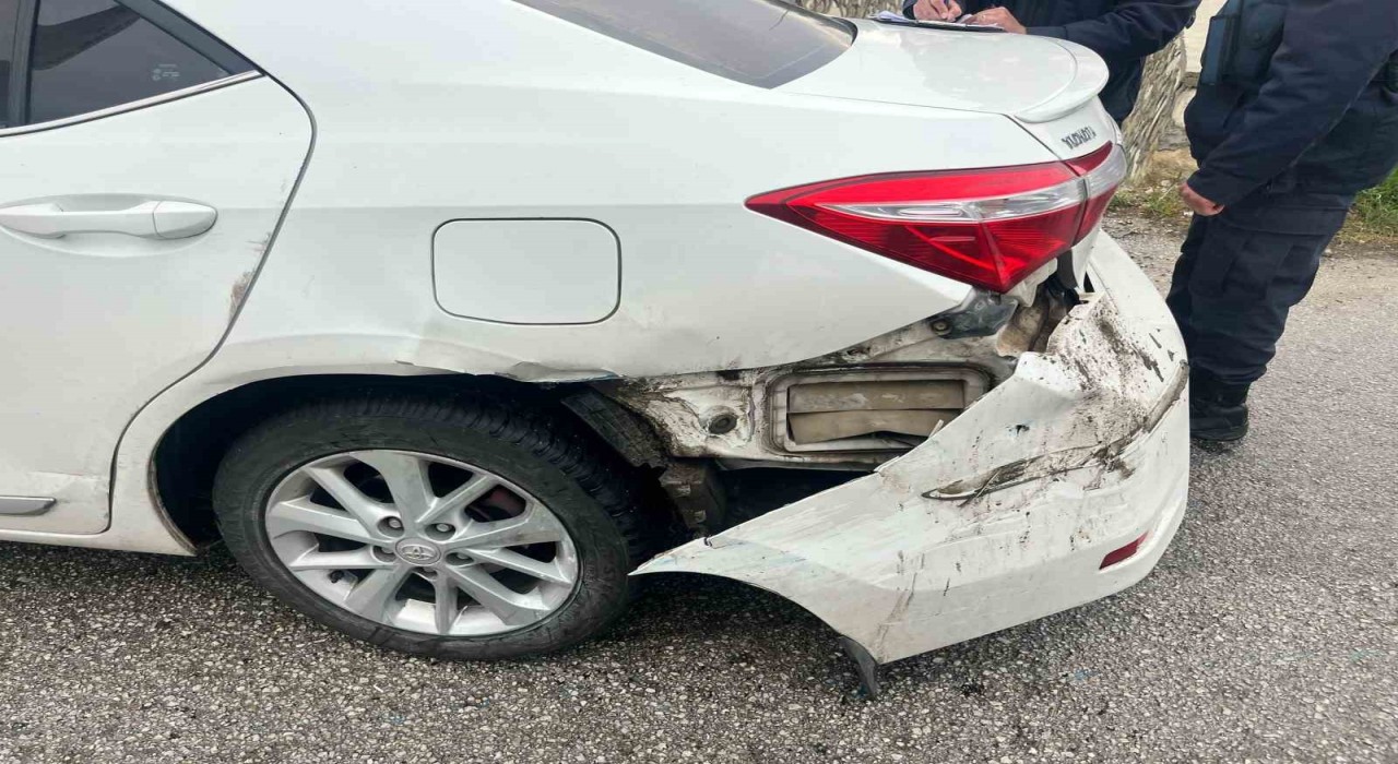 Direksiyon hakimiyetini kaybeden otomobil karşı şeritten gelen otomobile çarpması sonucu şarampole yuvarlandı, 2 yaralı