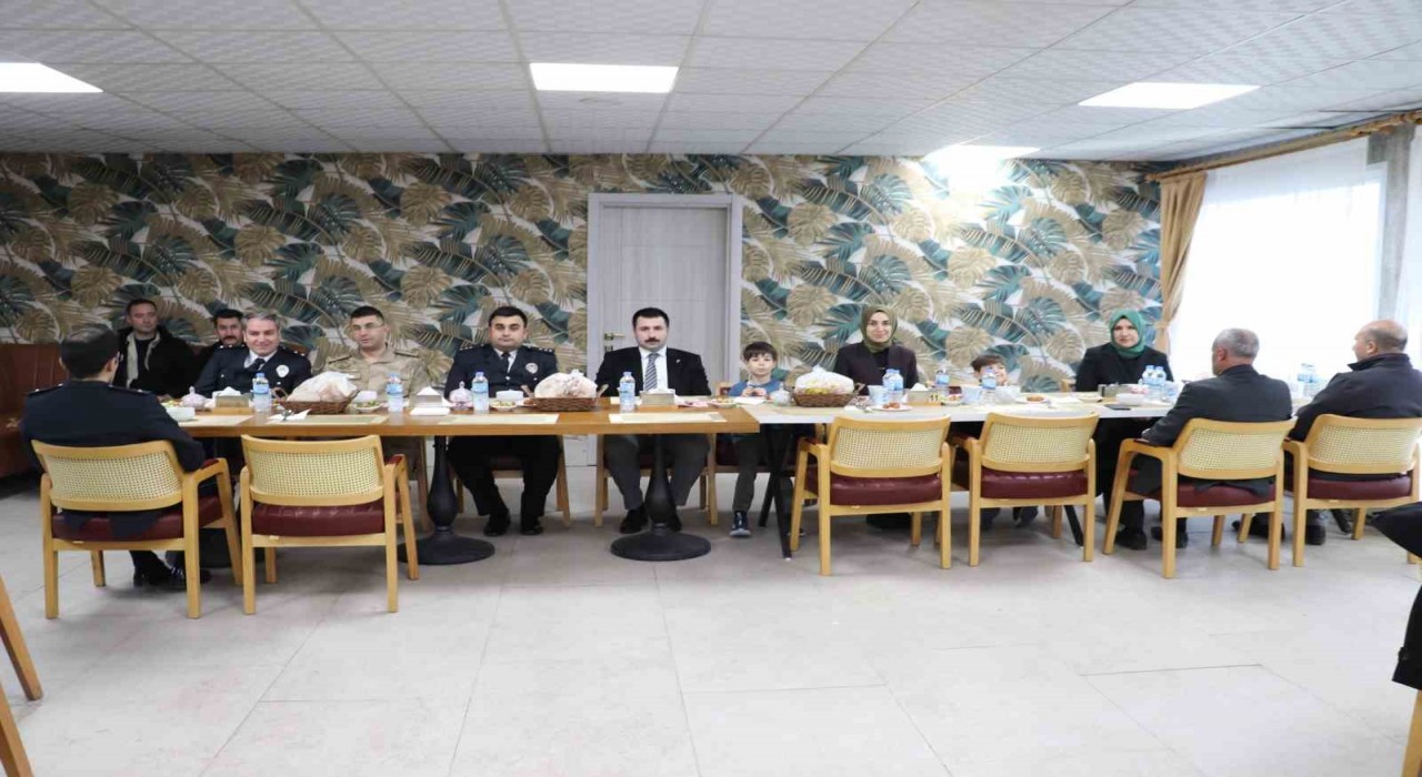 Diyadinde polisler için yemek programı