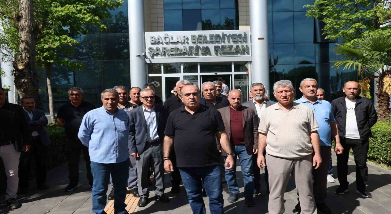 Diyarbakırda 66 kişi, tazminatlarını alamadıkları gerekçesiyle DEM Partili Bağlar Belediyesine yürüdü