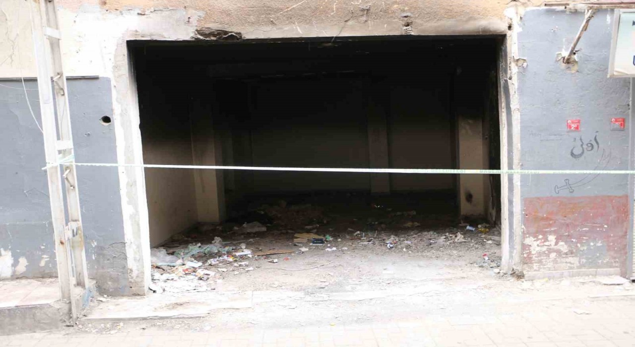 Diyarbakırda ağır hasarlı apartman tehlike saçıyor