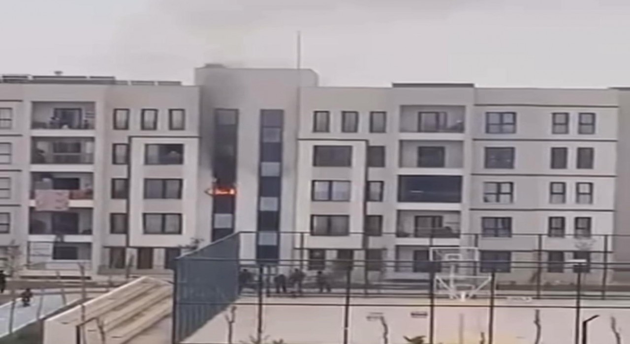 Diyarbakırda bina yangını: 3ü çocuk 5 kişi dumandan etkilendi