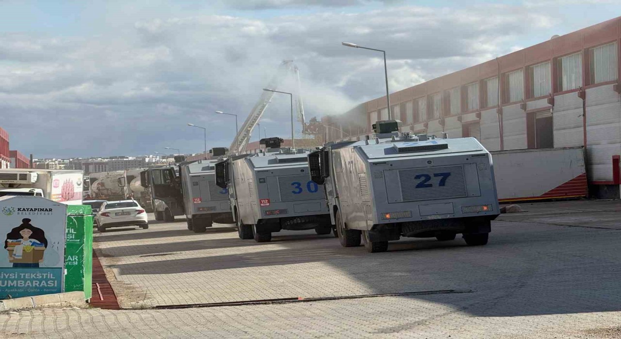 Diyarbakırda bir fabrika deposunda çıkan ve 2 depoya daha sıçrayan yangın söndürüldü