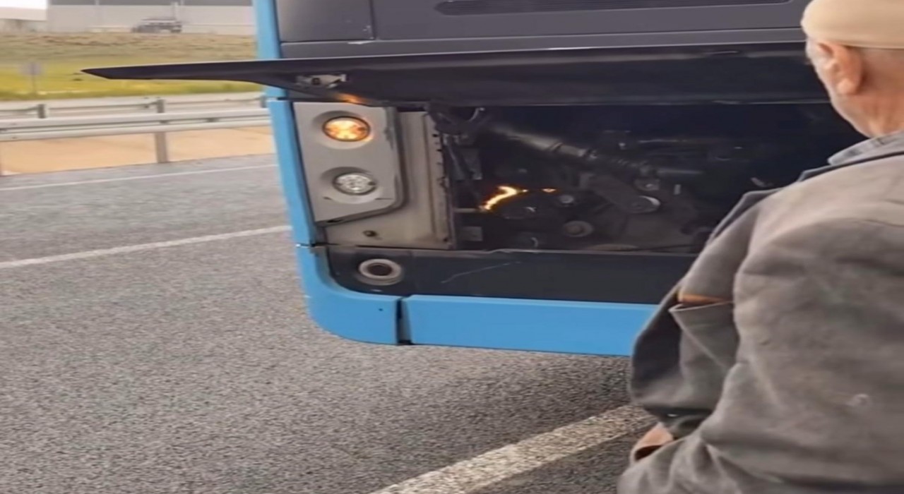 Diyarbakırda bir vatandaş, otobüste çıkan yangını üfleyerek söndürmeye çalıştı