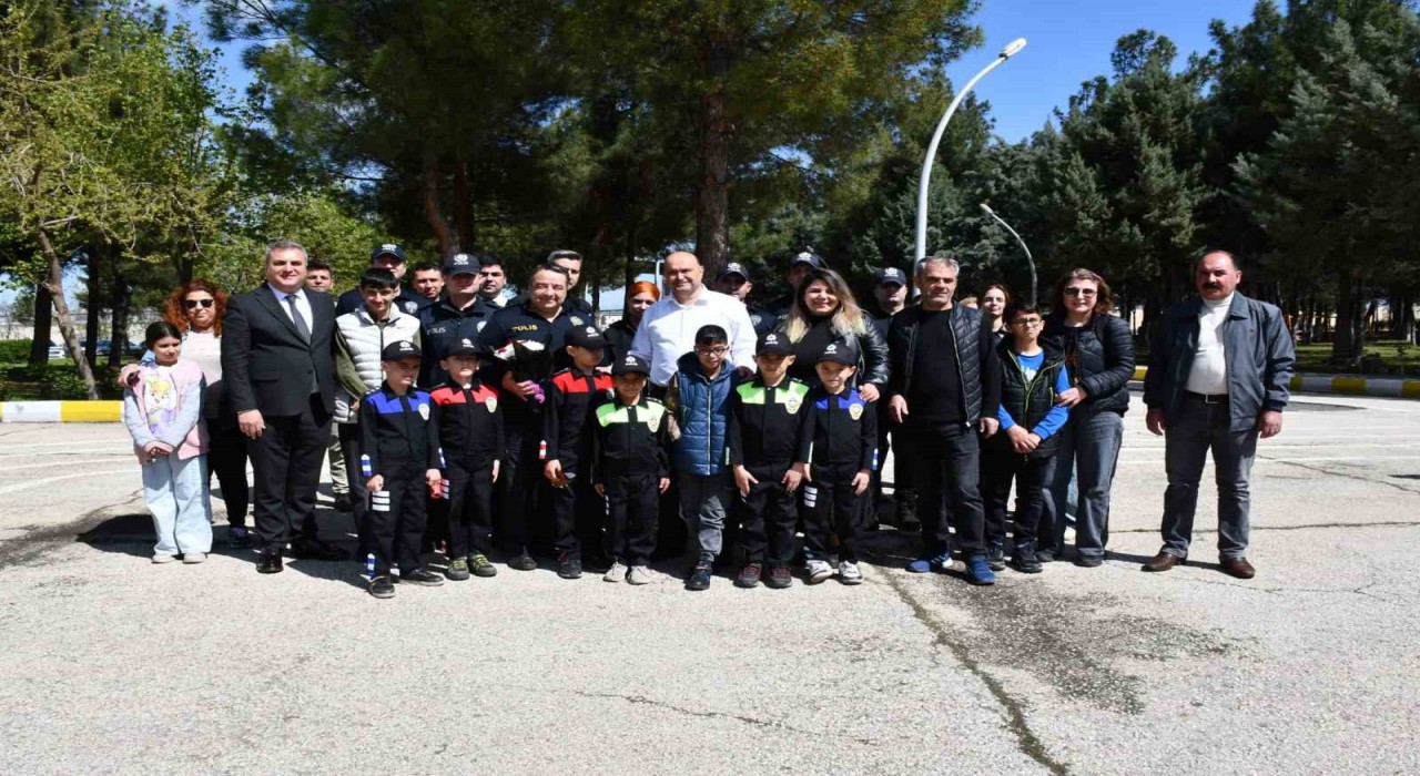 Diyarbakırda çocuklar polis okulunu gezdi