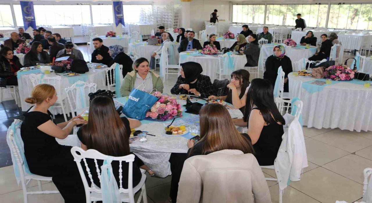 Diyarbakırda hayırseverler destek çıktıkları öğrencilerle bir araya geldi