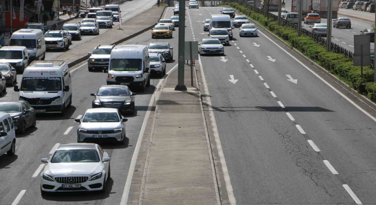 Diyarbakırda kapısı açık otomobille tehlikeli nakliye
