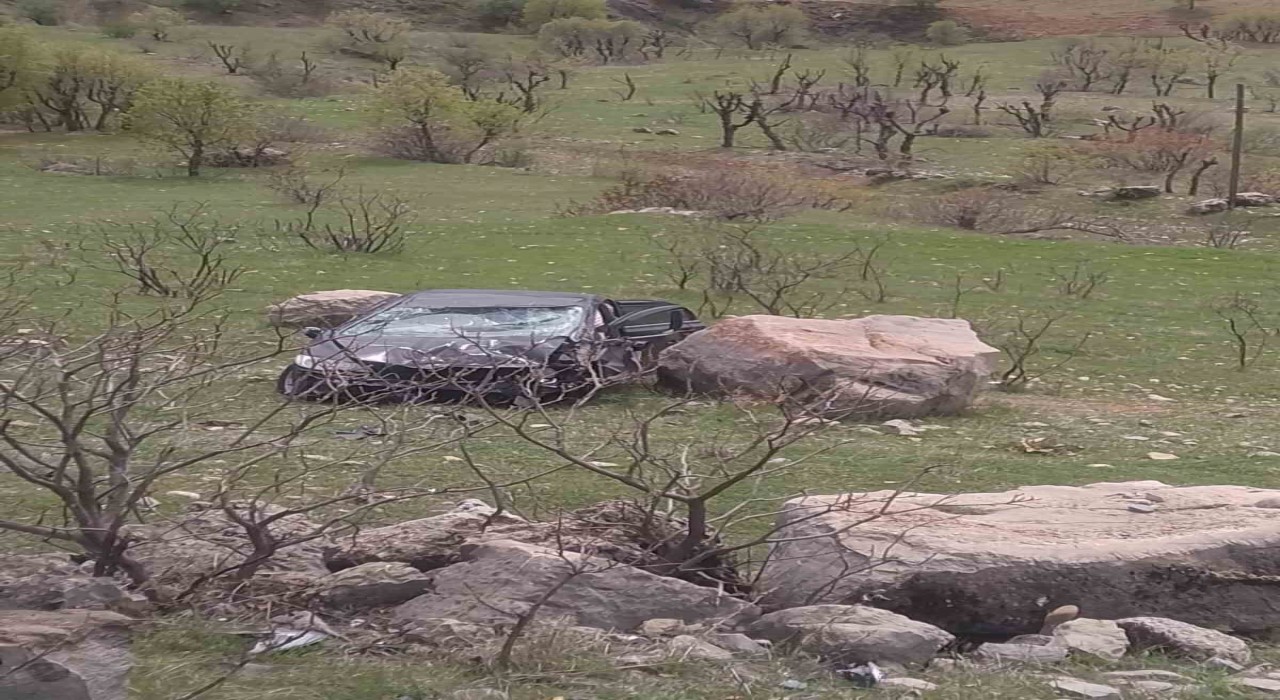 Diyarbakırda lastiği patlayan otomobil devrildi: 1 yaralı