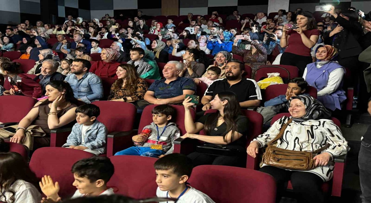 Diyarbakırda masal diyarı çocuk festivali gösterisi düzenleniyor