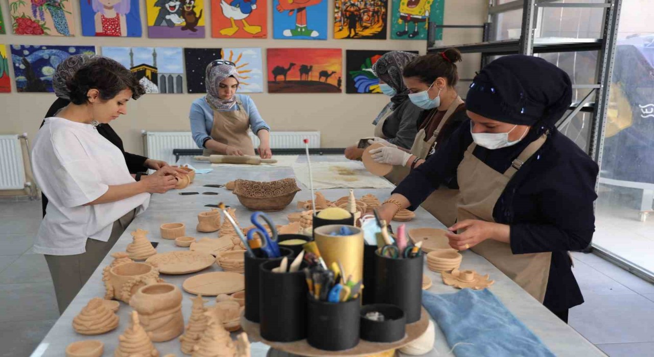 Diyarbakırda öğrencilerden ev hanımlarına 300 kursiyer, kendi işini kuracak düzeyde eğitim alıyor