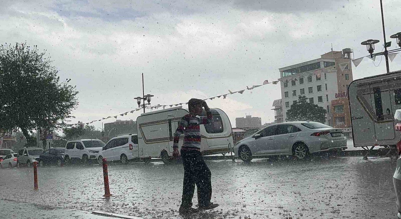 Diyarbakırda sağanak ve dolu etkili oldu