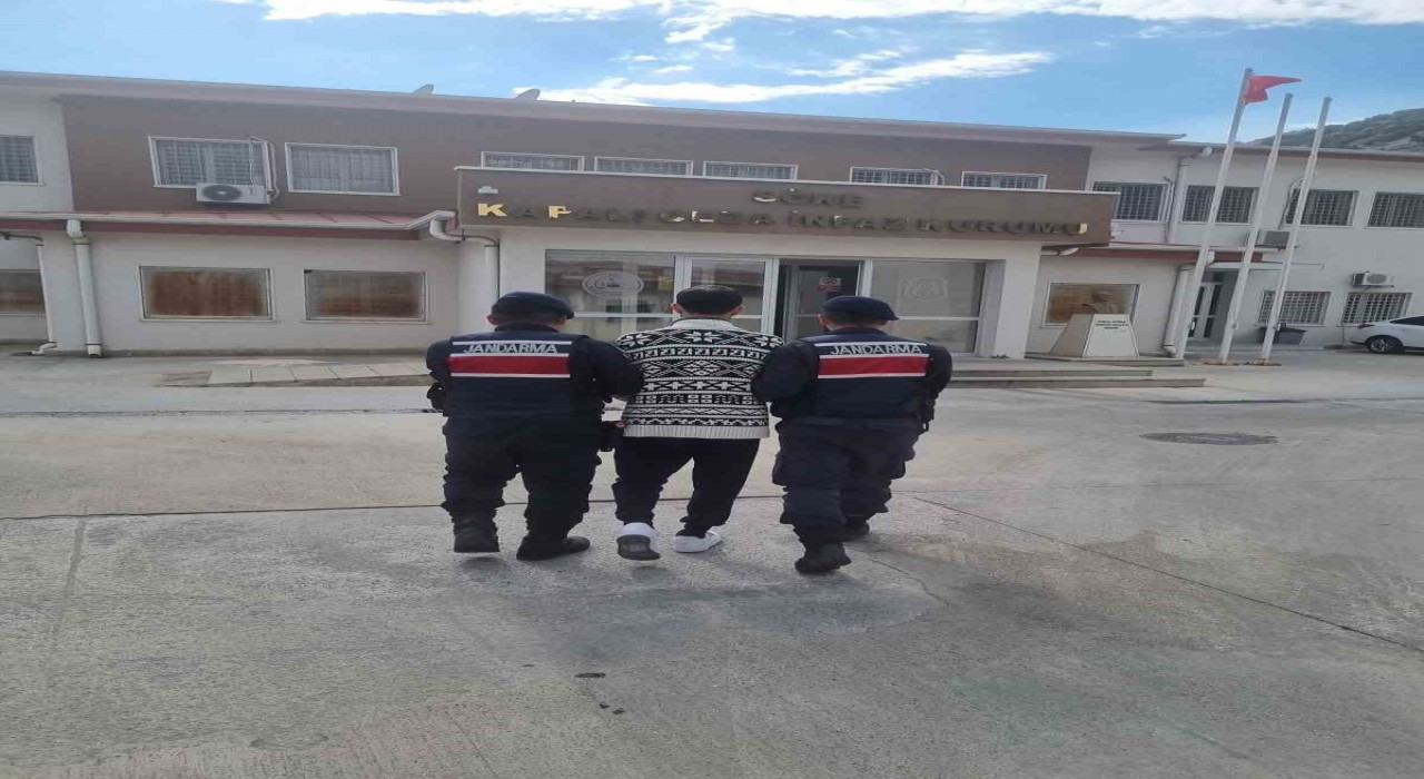 Dolandırıcılık suçundan aranan şahıs Kuşadasında yakalandı