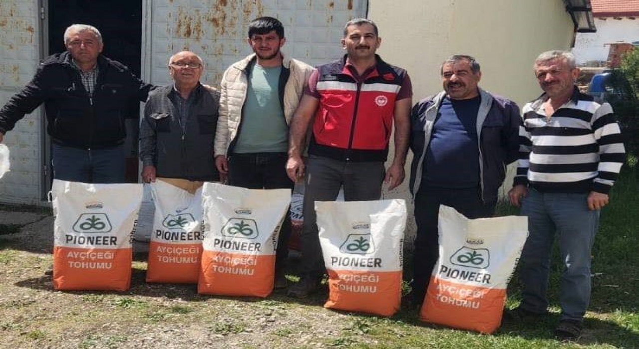 Dumlupınarda çiftçilere yüzde 75 hibeli yağlık ay çiçeği ve fasulye tohumu dağıtıldı