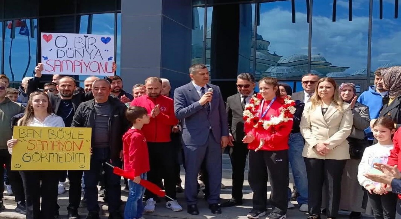 Dünya şampiyonu Esma Nur Karaya memleketinde coşkulu karşılama