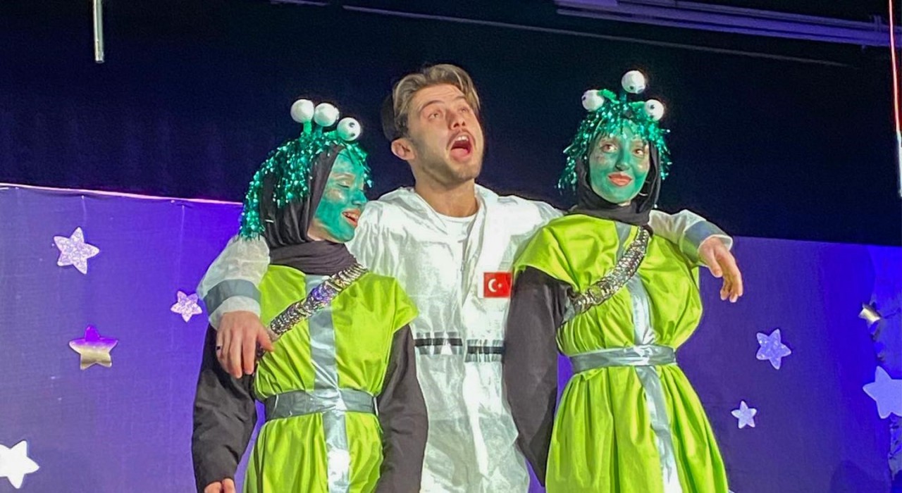 Dünyanın Kalbi, Bir Uzay Macerası adlı tiyatro oyunu sergilendi