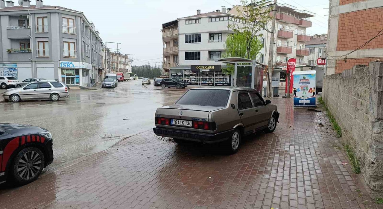 Dur ihtarına uymayan ehliyetsiz sürücü durağa çarptı
