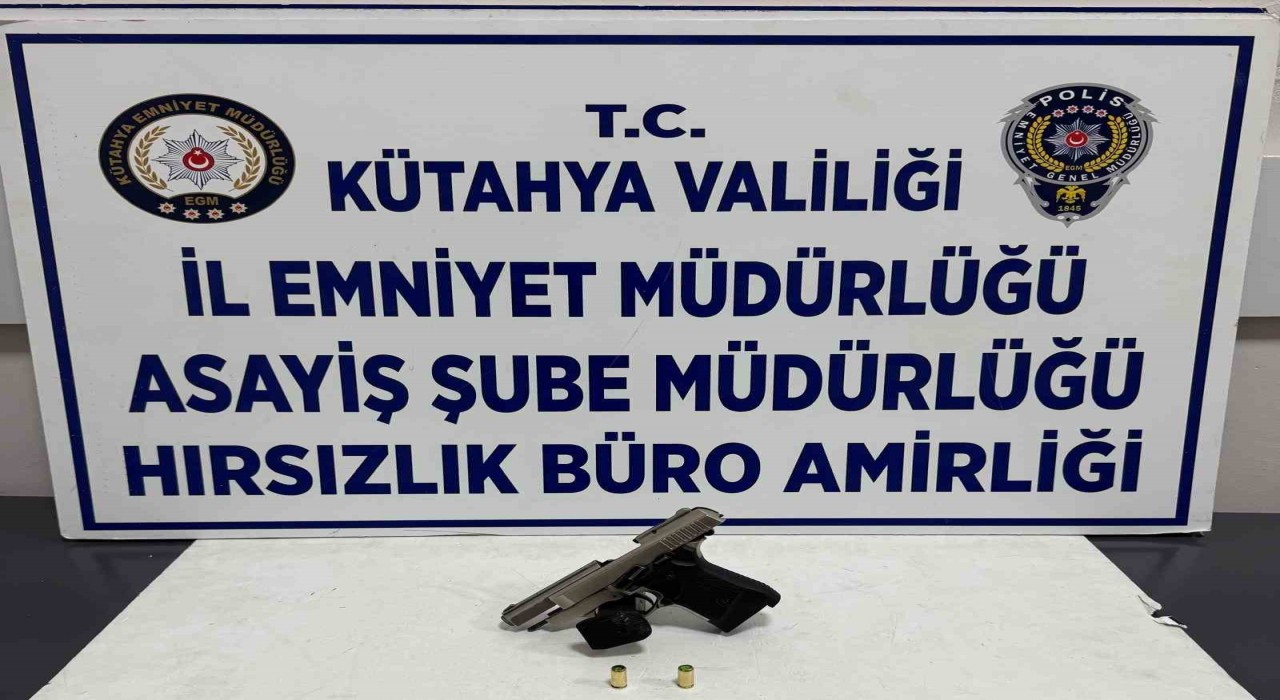 Dur ihtarına uymayan ehliyetsiz sürücünün aracında ruhsatsız tabanca ele geçirildi