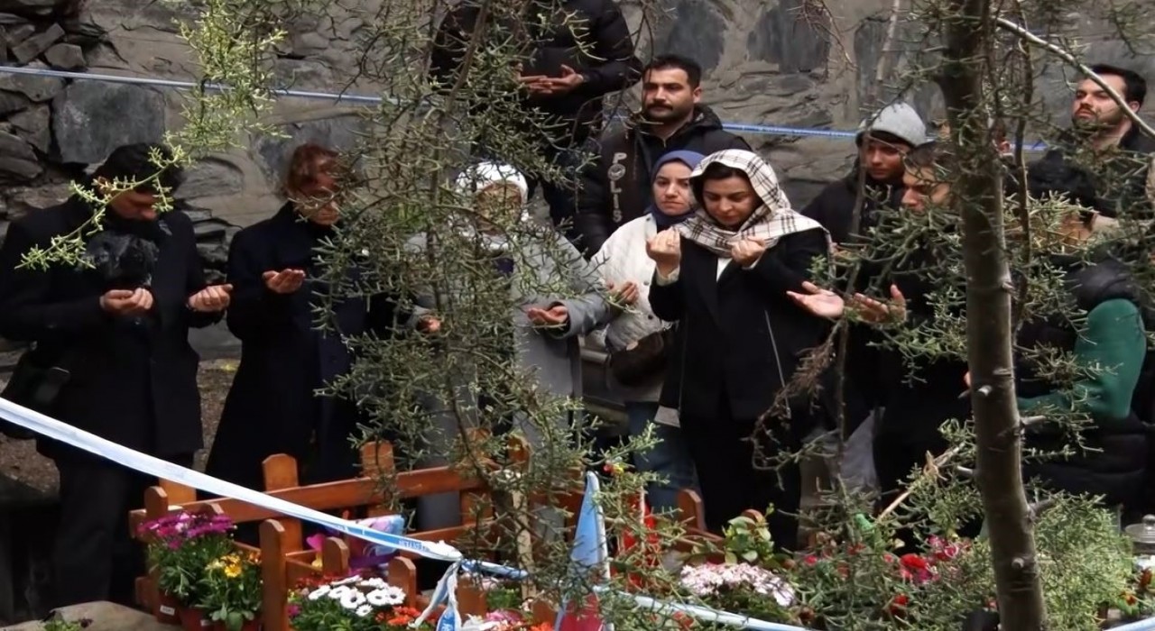 Duruşma sonrası ailesinden Mattia Ahmet Minguzzinin tahrip edilen mezarına ziyaret