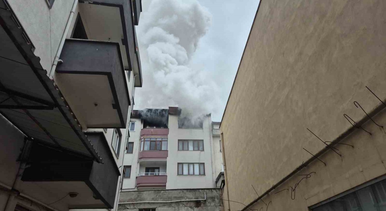 Düzcede 5 katlı binanın en üst katı alevlere teslim oldu