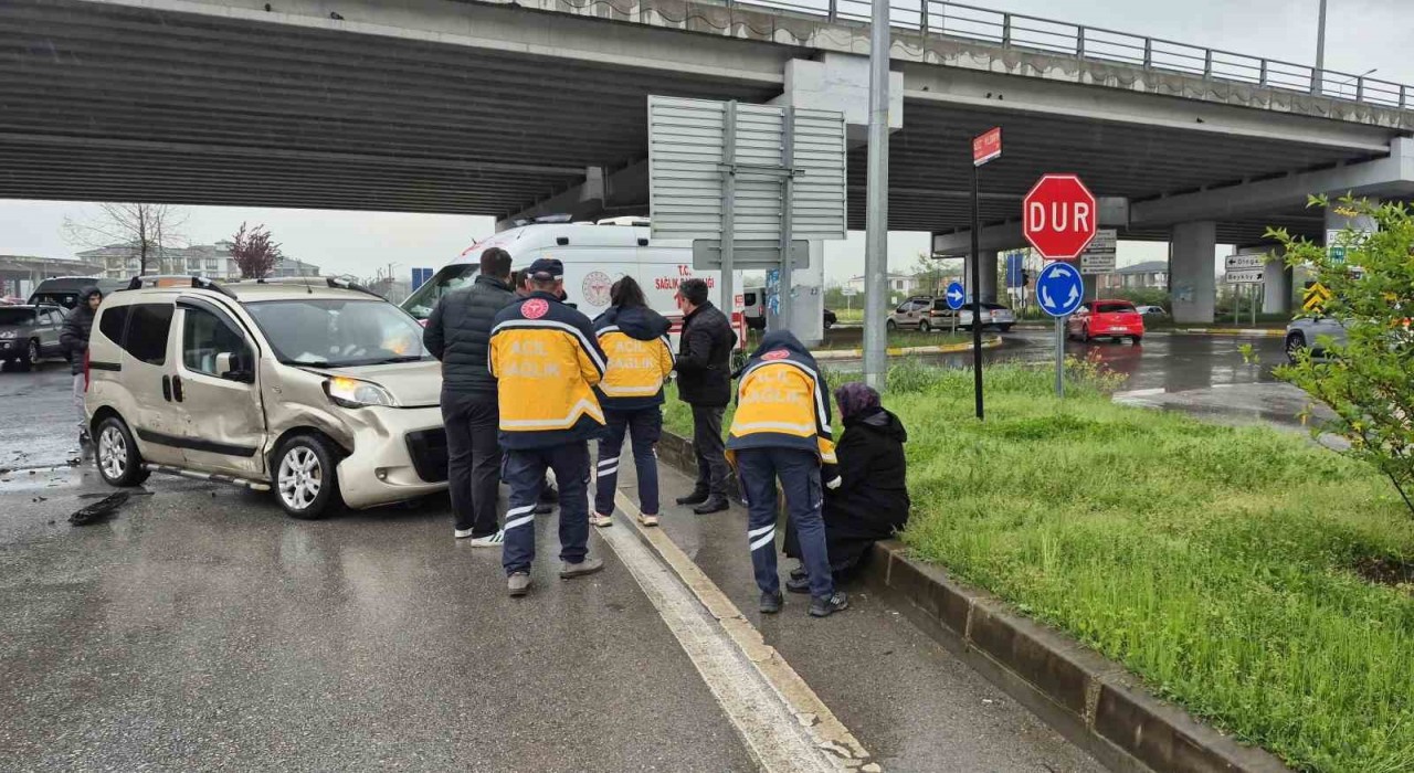 Düzcede iki otomobil çarpıştı: 2 yaralı