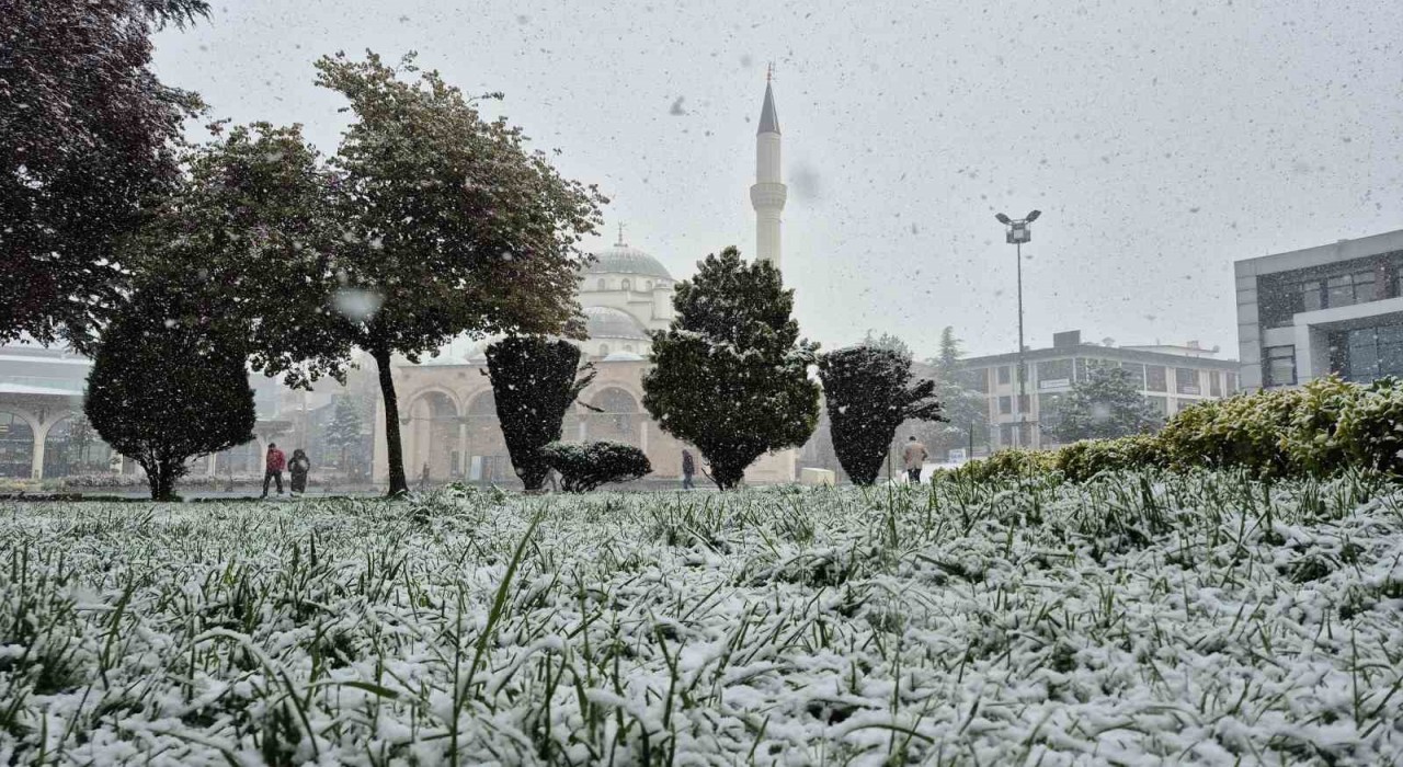 Düzcede kent merkezi beyaza büründü